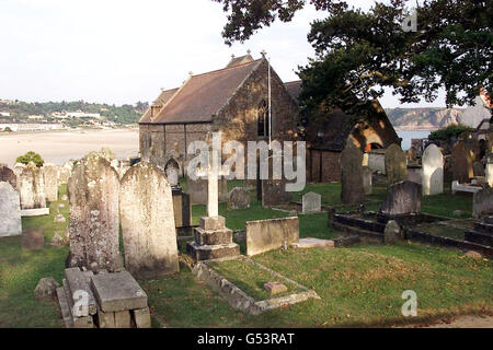 L'église paroissiale de St Brelade à Jersey, où jusqu'à 1,000 personnes sont attendues pour assister aux funérailles du propriétaire de Blackburn Rovers Jack Walker, décédé après une longue bataille contre le cancer. *... Les membres de la famille, les amis et les personnalités sportives doivent rendre leur dernier hommage à l'homme de 71 ans avant que son corps ne soit incinéré lors d'une cérémonie séparée à St Helier. Banque D'Images