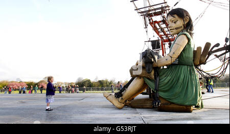 Emmy-Lou Hussin, 5 ans, regarde la petite fille géante, une marionnette géante créée par des experts Royal de Luxe (RDL) dans le cadre de Sea Odyssey, une histoire d'amour basée autour du naufrage du Titanic, dans le parc Stanley de Liverpool. Banque D'Images