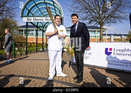 Président du Comité d'organisation des Jeux Olympiques et Parlympiques de Londres (LOCOG), Sebastian COE (à droite) avec le coureur de torche Michael Meyerstein (030) comme il porte la torche à travers Loughborough pendant la répétition de robe pour le relais de la flamme olympique de Londres 2012. Banque D'Images