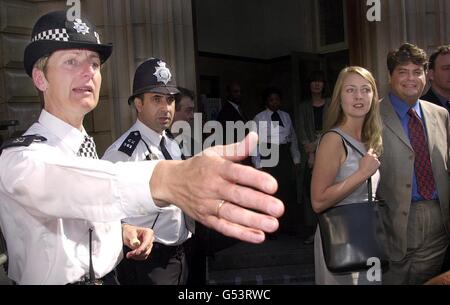 L'agent secret de renom David Sailer avec sa petite amie Annie Machon quitte le tribunal de la rue Bow, à Londres. Shayler, 34 ans, a été arrêté par des officiers de la branche spéciale à Douvres après être revenu de trois ans d'exil politique auto-imposé en France. Banque D'Images