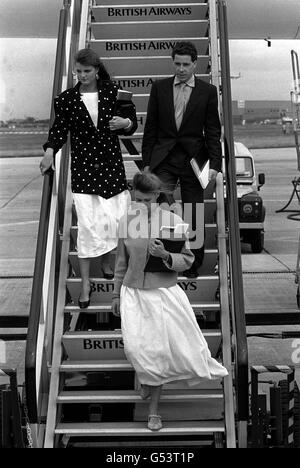 Petits-enfants de la reine mère, Lady Sarah Armstrong-Jones (devant) et son frère Viscount Linley, avec sa petite amie Susannah Constantine quittant Concorde à l'aéroport de Heathrow, Londres, après avoir accompagné la reine mère lors de son vol d'anniversaire. Banque D'Images