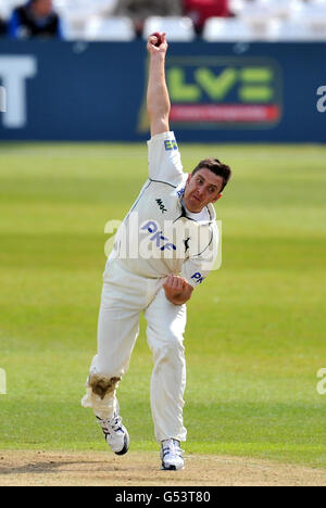 Cricket - LV= Championnat du comté - Division un - deuxième jour - Notinghamshire v Somerset - Trent Bridge.Paul Franks, de Notinghamshire, se lance au championnat du comté de LV= à Trent Bridge, Nottingham. Banque D'Images