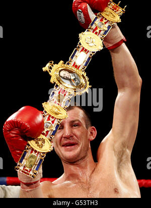 Derry Mathews célèbre la victoire du titre de poids léger britannique BBBofC contre Anthony Crolla au Sports Center, Oldham. Banque D'Images