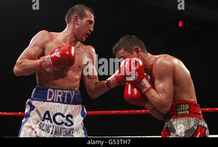 Derry Mathews et Anthony Crolla (à droite) en action pendant le combat du titre léger britannique BBBofC au Sports Center, Oldham. Banque D'Images