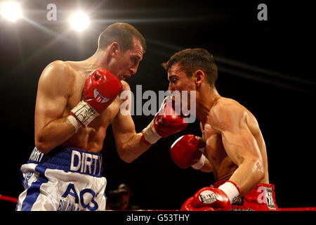 Derry Mathews et Anthony Crolla (à droite) en action pendant le combat du titre léger britannique BBBofC au Sports Center, Oldham. Banque D'Images