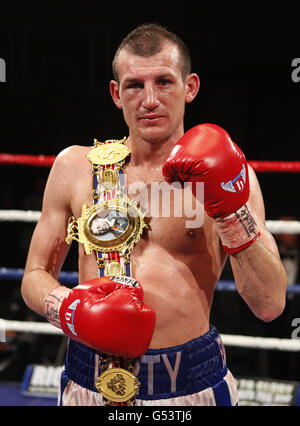 Boxe - Oldham Sports Center.Derry Mathews célèbre la victoire du titre de poids léger britannique BBBofC contre Anthony Crolla au Sports Center, Oldham. Banque D'Images