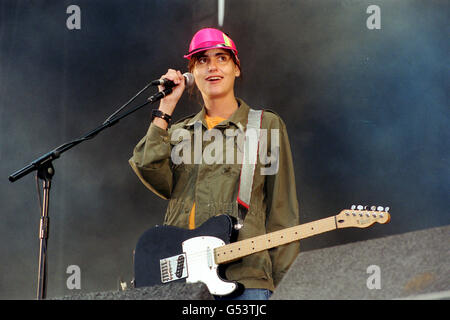 Justine Frischmann, chanteuse principale du groupe pop Elastica, se présentant sur scène au Reading Music Festival 2000. Banque D'Images