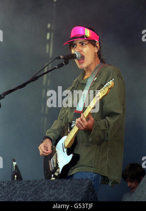 Justine Frischmann, chanteuse principale du groupe pop Elastica, se présentant sur scène au Reading Music Festival 2000. Banque D'Images