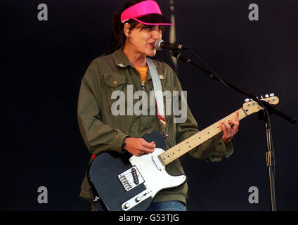 Justine Frischmann, chanteuse principale du groupe pop Elastica, se présentant sur scène au Reading Music Festival 2000. Banque D'Images