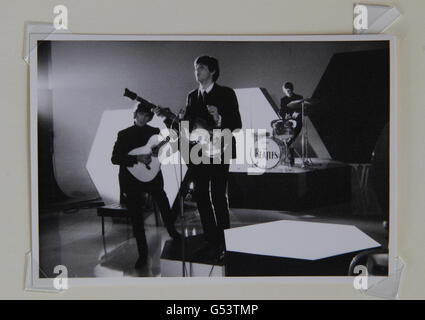 Une copie d'une photo des Beatles qui se sont performances pendant une séance de tournage fermée pour leur film « A Hard Days Night ». Banque D'Images