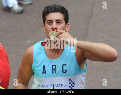 James Arg argent du programme de télévision la seule façon est Essex (Towie) termine le 32e marathon de Virgin London à Londres. Banque D'Images