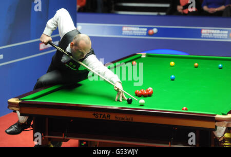 Stuart Bingham, de l'Angleterre, à la table lors de son premier match lors des Championnats du monde de snooker Betfred.com au Crucible Theatre, Sheffield. Banque D'Images