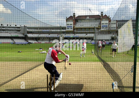 Phil Neale, directeur des opérations en Angleterre, s'adresse au batteur Michael Atherton à l'Oval, Londres. L'Angleterre joue le 5e et dernier Test contre les Antilles au sol, et l'Angleterre est 2-1 dans la série de tests 5. Banque D'Images