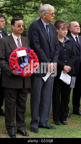 John Evans (deuxième à droite), père du lieutenant Gareth Evans, et l'ambassadeur népalais, le Dr Singha Bahadur Basnyat (R) avant une cérémonie de dévoilement en l'honneur de Gareth et du sergent Balram Rai à Ealing Green. * deux bancs d'amitié et arbres ont été dévoilés lors d'une cérémonie en l'honneur des deux Ghurkas, qui ont été tués lors du nettoyage des mines d'un terrain de jeu scolaire au Kosovo. Banque D'Images