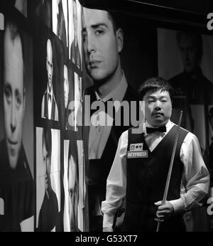 IMAGE CONVERTIE EN NOIR ET BLANC Ding Junhui, en Chine, entre dans l'arène pour son premier match rond lors des Championnats du monde de Snooker Betfred.com au Crucible Theatre, Sheffield. Banque D'Images