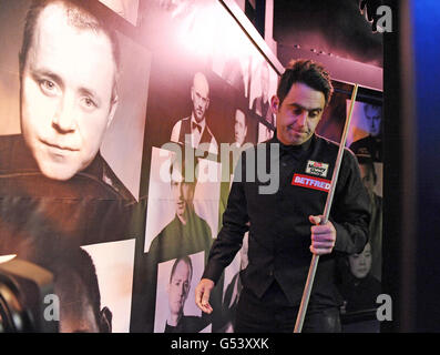 Le Ronnie O'Sullivan, en Angleterre, entre dans l'arène pour son premier tour de match lors des Championnats du monde de snooker Betfred.com au Crucible Theatre, à Sheffield. Banque D'Images