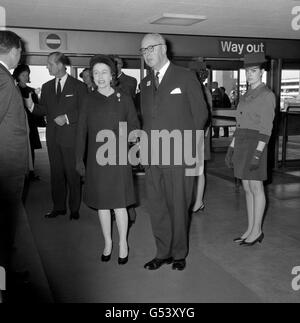 La Reine avec Peter Masefield, Président de l'Autorité aéroportuaire britannique, quand, accompagnée du duc d'Édimbourg (à gauche), elle a ouvert la nouvelle zone de cargaison et le terminal 1 à l'aéroport de Heathrow, Londres. Banque D'Images