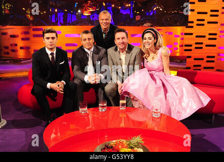 (De gauche à droite) Zak Efron, Matt LeBlanc, Graham Norton, Lee Mack et Marina Lambrini Diamandis pendant le tournage de l'édition de cette semaine du Graham Norton Show, aux London Studios à Londres. Banque D'Images