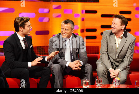 (De gauche à droite) Zak Efron, Matt LeBlanc et Lee Mack pendant le tournage de l'édition de cette semaine du Graham Norton Show, aux London Studios à Londres. Banque D'Images