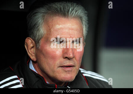 Football - Ligue des champions de l'UEFA - semi finale - deuxième étape - Real Madrid / Bayern Munich - Santiago Bernabeu. Jupp Heynckes, l'entraîneur du Bayern Munich, sur la ligne de contact Banque D'Images