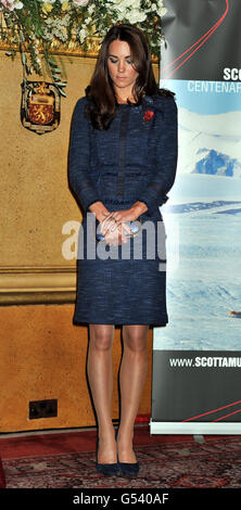 La duchesse de Cambridge écoute le duc de Cambridge lors d'un discours, lors d'une réception pour célébrer la course du centenaire Scott-Amundsen au pôle Sud au Goldsmitths Hall dans la ville de Londres. Banque D'Images