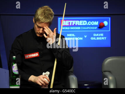 Neil Robertson d'Australie pendant son match contre David Gilbert d'Angleterre lors des championnats du monde de snooker Betfred.com au Crucible Theatre, Sheffield. Banque D'Images