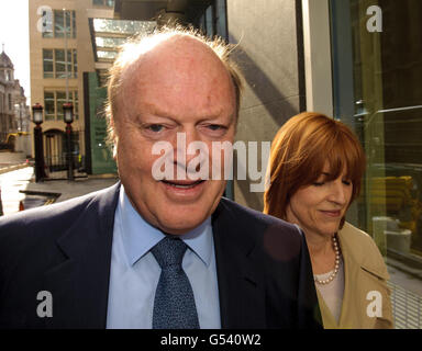 Derek Quinlan (à gauche) avec une femme (nom non connu) alors qu'il quitte le Rolls Building, aux cours royales de justice, à Holborn, dans le centre de Londres. Banque D'Images