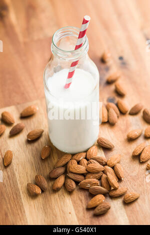 Le lait d'amande et des amandes. Flacon en verre de lait délicieux. Banque D'Images