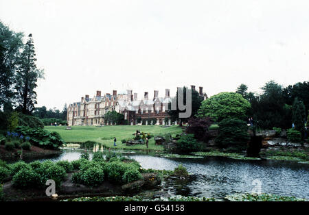 SANDRINGHAM : VUE sur le lac et les jardins vers Sandringham House, Norfolk, résidence royale depuis 1861. Banque D'Images