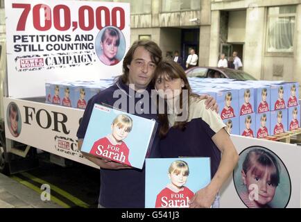 Michael et Sara Payne, les parents de la jeune fille assassinée Sarah Payne devant le bureau du secrétaire à l'intérieur Jack Straw avant de lui présenter 700,000 ont signé des pétitions en faveur de la loi de Sarah. * 01/11/00: Une reconstruction du jour où Sarah a disparu était en vedette sur Crimewatch UK. Les agents de police impliqués dans l'enquête feront appel pour obtenir des renseignements sur le meurtre et feront appel pour des témoins. Sarah a disparu après avoir joué dans des champs près de la maison de ses grands-parents à East Preston, dans l'ouest du Sussex, le 1er juillet de cette année. Elle a été trouvée assassinée dans des journées de campagne le 17 juillet après une énorme police Banque D'Images