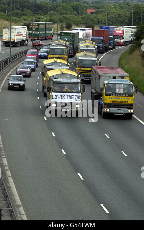 Les manifestants du fuel amènent l'autoroute M6 dans les Midlands à faire un pas en avant. Le Premier ministre Tony Blair parlait aujourd'hui directement avec les compagnies pétrolières pour tenter de mettre fin à la crise du pétrole après avoir tenu une réunion d'urgence avec les ministres de Downing Street. Banque D'Images