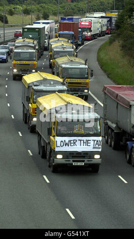 Les manifestants fuel amènent l'autoroute M6 dans les Midlands à faire un pas en avant, tandis que leur convoi avance à un rythme d'escargot.Le premier ministre Tony Blair parlait directement aux compagnies pétrolières pour tenter de mettre fin à la crise du pétrole après avoir tenu une réunion d'urgence.* ...avec les ministres principaux à Downing Street. Banque D'Images