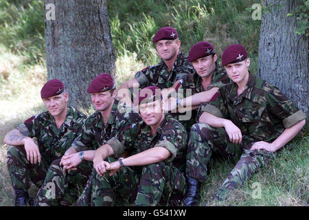 Membres du 1er Bataillon The parachute Regiment A Company à la caserne Connaught à Douvres, après la récupération réussie de 7 otages en Sierra Leone le 10/07/00.* les images montrent de gauche à droite; (rangée du haut) CSM Jimmy Chiswell de Bristol, capitaine Liam Craden de Sheffield et PTE Julian Sheard de Milton Kynes (rangée du bas) Sgt Fitz Water de Londres, capitaine Danny Matthews de Telford et CPL Frank Gostling de Woking. Banque D'Images