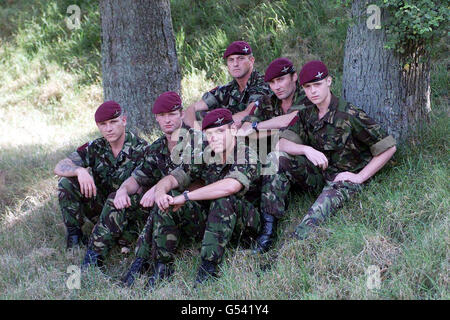 Membres du 1er Bataillon The parachute Regiment A Company à la caserne Connaught à Douvres, après la récupération réussie de 7 otages en Sierra Leone le 10/07/00.* de gauche à droite (rangée du haut) CSM Jimmy Chiswell de Bristol, capitaine Liam Craden de Sheffield et PTE Julian Sheard de Milton Kynes, (rangée du bas) Sgt Fitz Water de Londres, capitaine Danny Matthews de Telford et CPL Frank Gostling de Woking. Banque D'Images