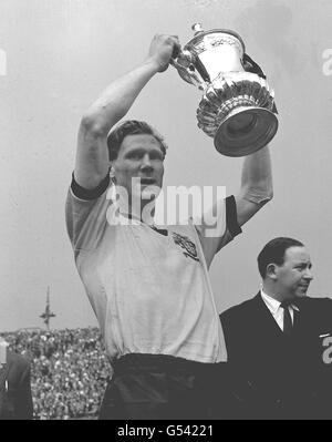 Bill Slater Wolverhamton capitaine et footballeur de l'yesr, happilly tenir la coupe FA à Wembley, Londres, le 7 mai 1960 après que son équipe a battu Blackburn Rovers 3-0. Banque D'Images