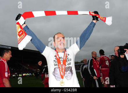 Paolo Di Canio, directeur de la ville de Swindon, célèbre la victoire du titre de la Ligue deux lors du match de la npower football League Two au terrain du comté de Swindon. Banque D'Images