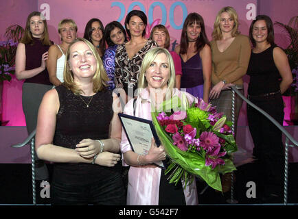 Heather Mills, présentatrice à la télévision et militante caritative, à droite, et Helen Smith, présentatrice à la télévision et mannequin, qui sont toutes deux amputées, après avoir été nommée gagnante conjointe du Cosmopolitan/Secret Women Award à Park Lane à Londres. Banque D'Images