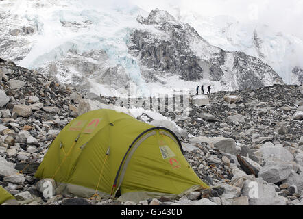 Marcher avec les blessés expédition au mont Everest Banque D'Images