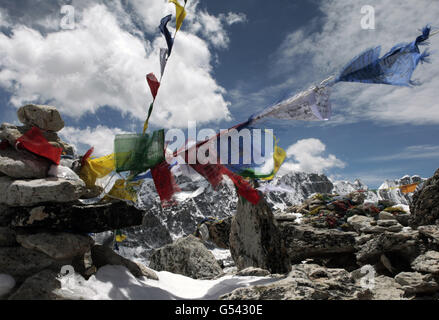 Marcher avec les blessés expédition au mont Everest Banque D'Images