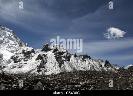 Marcher avec les blessés expédition au mont Everest Banque D'Images