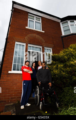 En Grande-Bretagne (de gauche à droite) Gareth Evans, Hannah Powell, Helen Jewell et Ali Jawad pendant la séance photo dans leur maison à Weetwood, Leeds. Banque D'Images