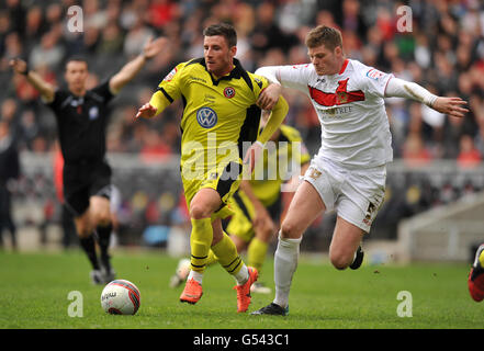 Michael O'Halloran de Sheffield United et Gary MacKenzie (à droite) de Milton Keynes se battent pour le ballon pendant le match de la Ligue 1 au stade :mk, Milton Keynes. Banque D'Images