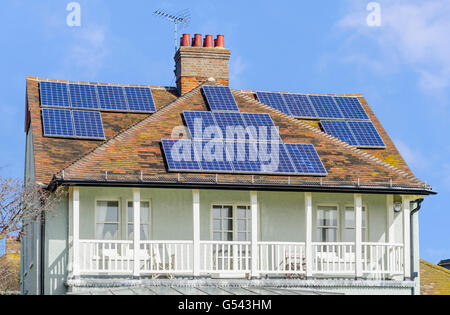 Des panneaux solaires sur le toit d'une maison ancienne au Royaume-Uni. Banque D'Images