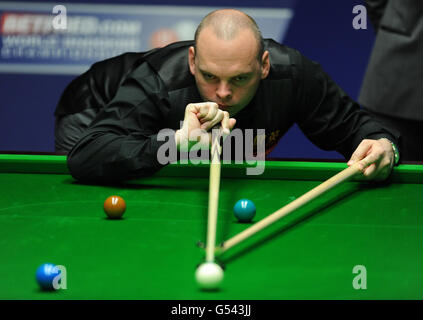 Stuart Bingham, de l'Angleterre, à la table lors de son premier match rond lors des Championnats du monde de snooker Betfred.com au Crucible Theatre, Sheffield. Banque D'Images