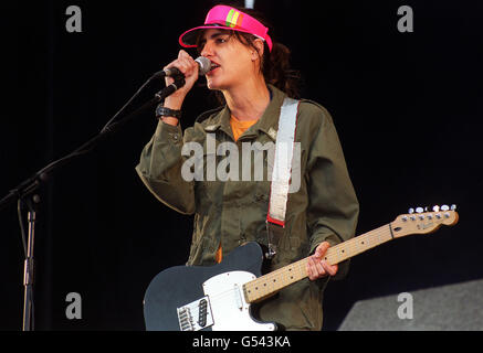 Justine Frischmann, chanteuse principale du groupe pop Elastica, se présentant sur scène au Reading Music Festival 2000. Banque D'Images