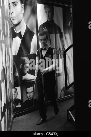 PHOTO CONVERTIE EN NOIR ET BLANC Luca Brecel, de Belgique, entre dans l'arène avant son premier match lors des Championnats du monde de Snooker Betfred.com au Crucible Theatre, Sheffield. Banque D'Images