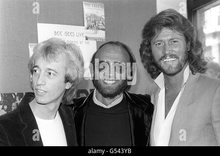 Le groupe pop Bee Gees (de gauche à droite) frères Robin, Maurice et Barry Gibb. Banque D'Images