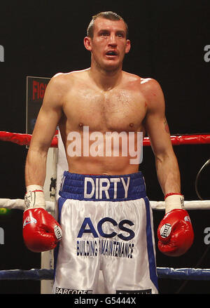 Derry Mathews pendant le jeu léger britannique BBBofC combat contre Anthony Crolla au Sports Center, Oldham. Banque D'Images