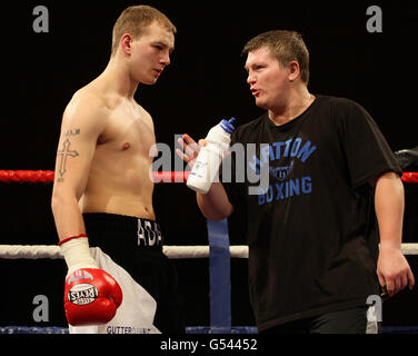 Boxe - Oldham Sports Center.L'entraîneur Ricky Hatton avec Adam peu avant le combat de poids-lourd de Little contre Chris Jenkinson au Centre sportif, Oldham. Banque D'Images