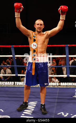 Boxe - Oldham Sports Center.Jon Lewis Dickinson célèbre sa victoire sur Matty Askin lors de leur combat de poids-croisière au Centre sportif d'Oldham. Banque D'Images